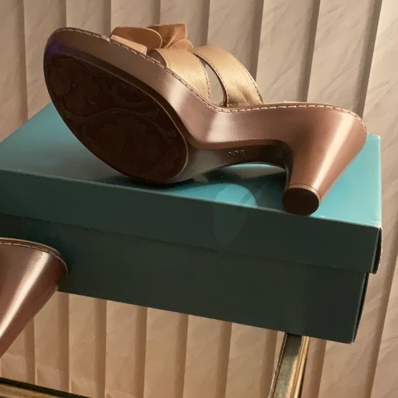 Tan Leather Sandals by Born Concepts, size 9 M. - Picture 2 of 3